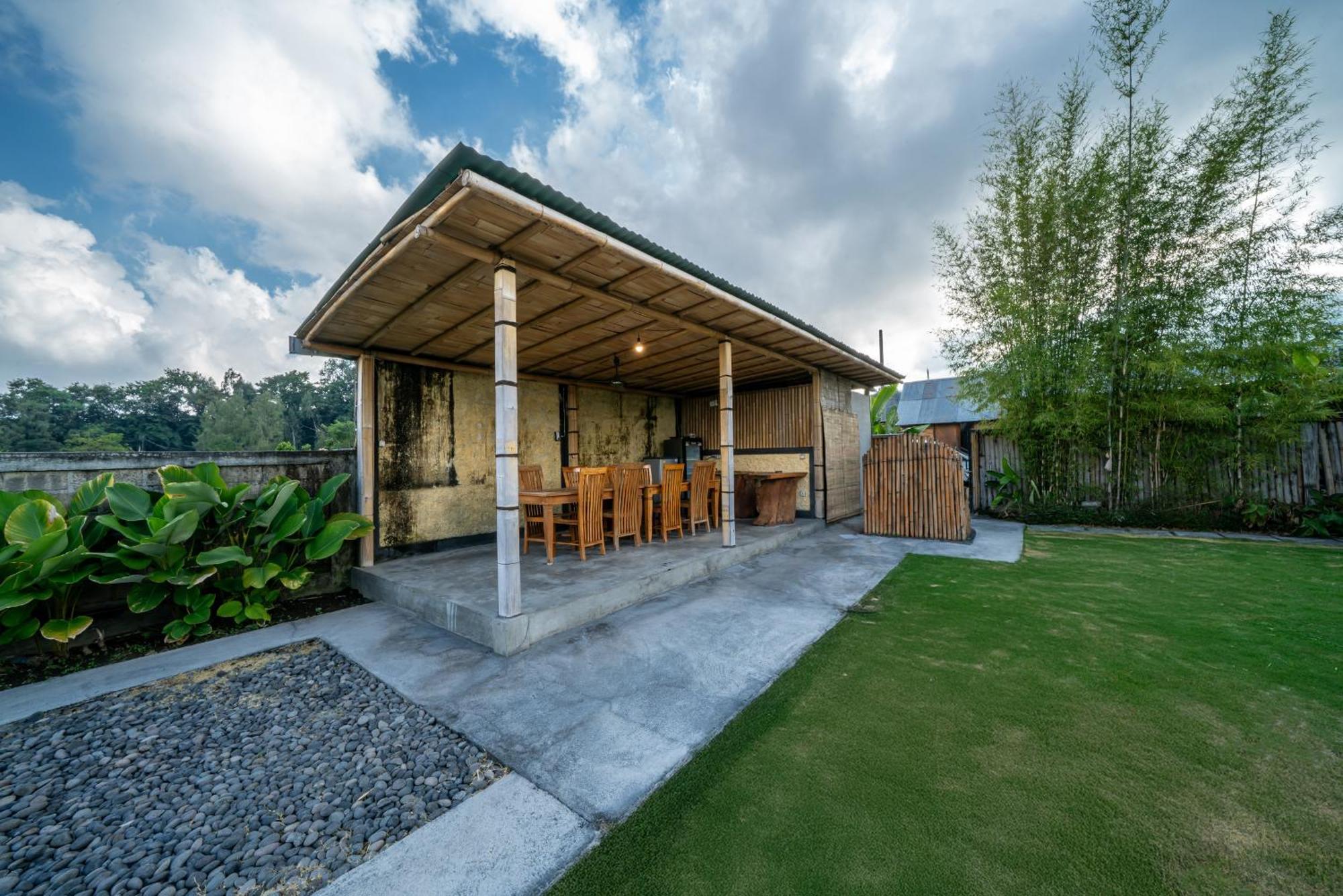 Tegal Bamboo Cottages & Private Hot Spring Baturaja  ภายนอก รูปภาพ
