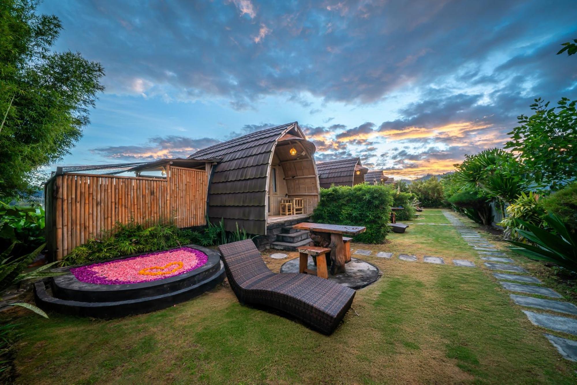 Tegal Bamboo Cottages & Private Hot Spring Baturaja  ภายนอก รูปภาพ