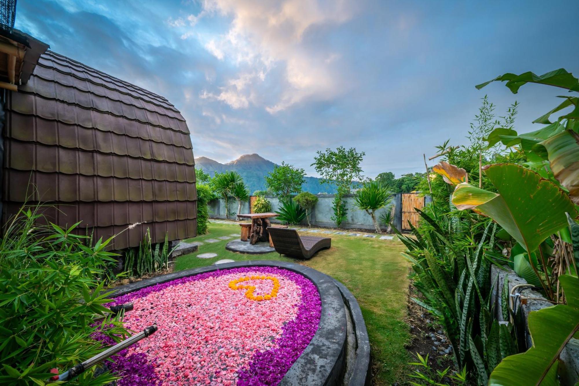 Tegal Bamboo Cottages & Private Hot Spring Baturaja  ภายนอก รูปภาพ
